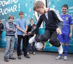 Участник показательных выступлений по футбольному фристайлу во Львове