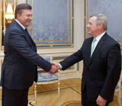 Віктор Янукович та сенатор від штату Ілінойс Річард Дурбін  під час зустрічі в Києві. 28 травня