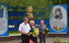 Відкрили пам'ятник авторові "Двох кольорів" (фото)