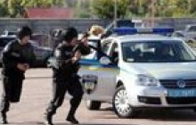 Молодик поліз в магазин по закуску і випивку через кватирку
