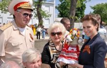 Ірині Бережній подарували оберіг Слобожанщини