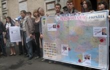 Активісти показали владі «жовту картку» через мовний законопроект