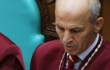 Судья КС подозревает, что нардепы играют с избирателями в "прикосновенность"