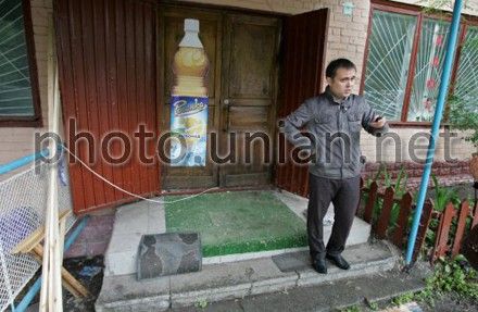 Чиновник Денис Рудник демонструє стаціонарний  медпункт