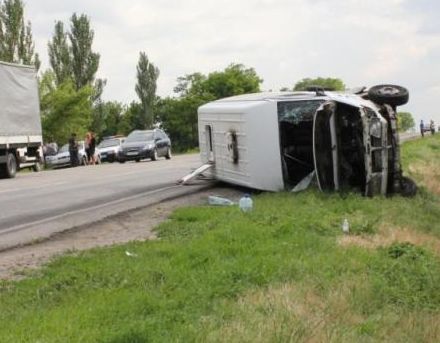 Вантажівка в'їхала у мікроавтобус: шестеро людей травмовані (фото)
