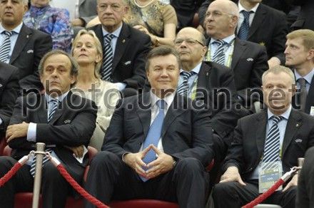 Віктор Янукович подивився церемонію відкриття фіналу Євро-2012 разом з Платіні та Суркісом