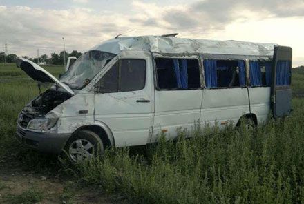 CloseНа Дніпропетровщині перекинувся мікроавтобус. Фото Управління ДАІ МВС України