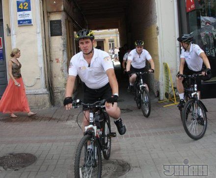 Міліцію переодягли в шорти (фото)