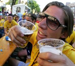 Уболівальники збірної Швеції з футболу п`ють пиво у фан-зоні в Києві. 17 червня 