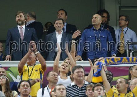 Глава наблюдательного совета ЗАО ”Смарт-холдинг” Вадим Новинский, почетный президент ФК «Ильичёвец» Владимир Бойко, композитор Игорь Крутой и президент ФК «Металлург» Сергей Тарута Глава наблюдательного совета ЗАО ”Смарт-холдинг” Вадим Новинский, почетный президент ФК «Ильичёвец» Владимир Бойко, композитор Игорь Крутой и президент ФК «Металлург» Сергей Тарута