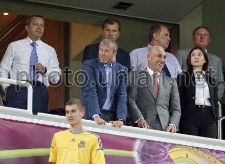 Секретарь СНБО Андрей Клюев, владелец ФК ”Челси” Роман Абрамович и президент ФК ”Металлист” Александр Ярославский с супругой Ириной Секретарь СНБО Андрей Клюев, владелец ФК ”Челси” Роман Абрамович и президент ФК ”Металлист” Александр Ярославский с супругой Ириной