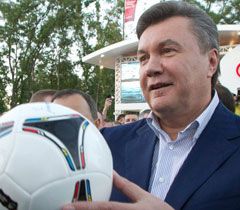 Victor Yanukovych speaking to fans