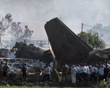 В Индонезии самолет упал на жилищный комплекс: есть погибшие и раненые