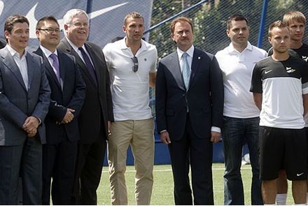 Попов з Шевою відкрили футбольне поле (фото)