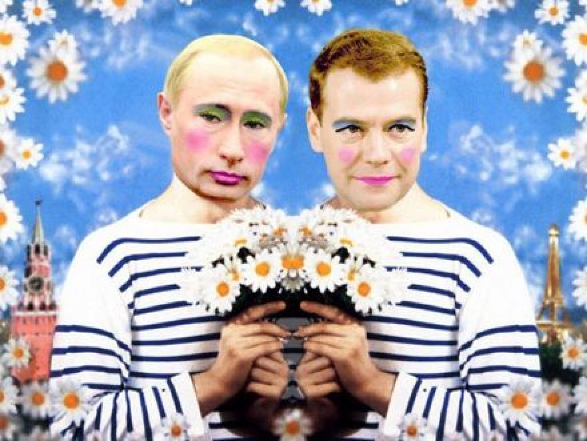 Геи Берлина принесли накрашенных Путина и Медведева под посольство РФ |  УНИАН