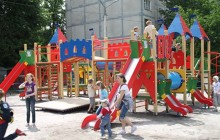 Гройсман і Дерун поганяли м’яча на новому футбольному полі