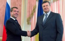 Медведев намекнул, что Украине придется выбирать стул, на котором сидеть
