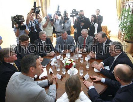Президент Польщі Броніслав Коморовський під час зустрічі з лідерами української опозиції в Києві Президент Польщі Броніслав Коморовський під час зустрічі з лідерами української опозиції в Києві