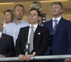 Роман Абрамович і Рінат Ахметов під час фіналу матчу Чемпіонату Європи з футболу ЄВРО-2012 Роман Абрамович і Рінат Ахметов під час фіналу матчу Чемпіонату Європи з футболу ЄВРО-2012