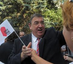 Президент Парламентської асамблеї НАТО Карл Ламерс серед прихильників Юлії Тимошенко в Харкові. 3 липня