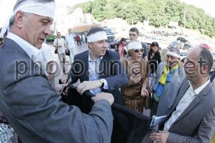 Депутаты уже устанавливают палатки на ступенях Украинского Дома