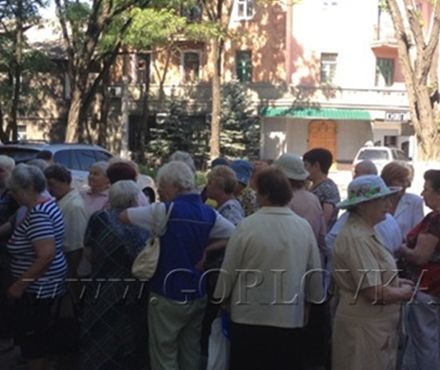 Горловские пенсионеры стоят в очереди за «сотней» от регионала (фото)