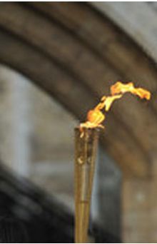 Олимпийский огонь прибыл в Лондон