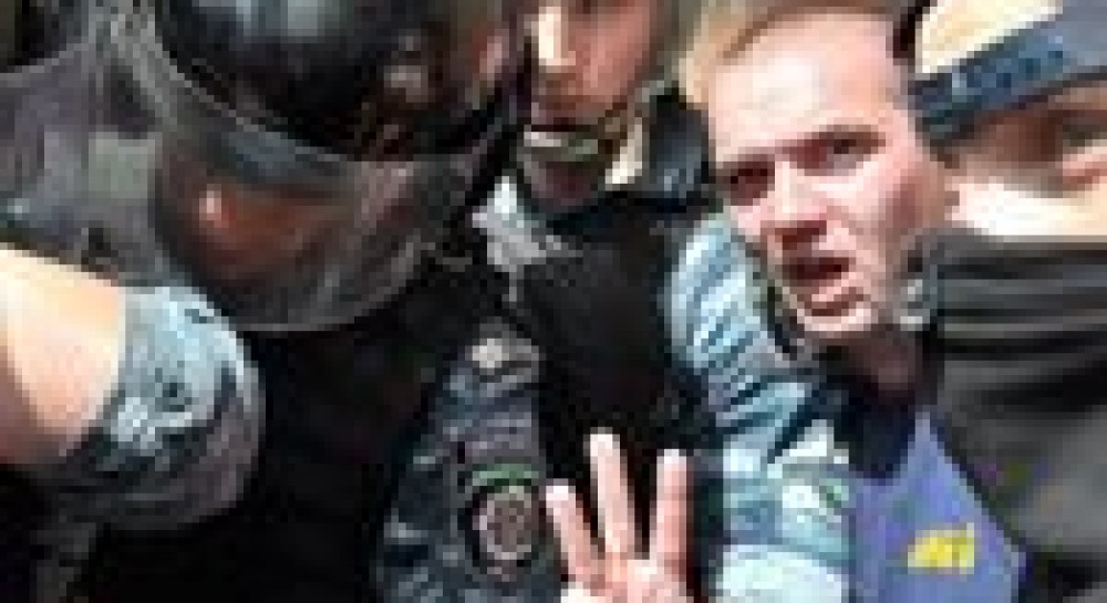 Война за язык: Кличко надышался газом, гаишнику сломали ногу, а Янукович заговорил о досрочных выборах