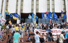 Под Украинским домом потерял сознание голодающий