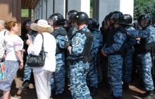 Беркутовцам под Украинским домом поют народные песни