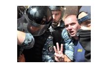 Війна за мову: Кличко надихався газу, даїшнику зламали ногу, а Янукович заговорив про дострокові вибори