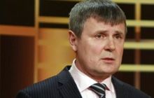 Возле Киевсовета протестуют против ям на дорогах - у входа сложили шины