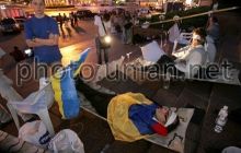 Несколько сот протестующих выстояли третью ночь под Украинским домом