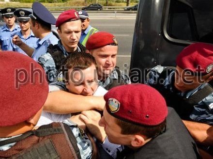 Милиция 'пакует' лидера сопротивления водителей (фоторепортаж)