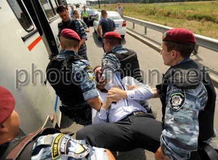 Милиция 'пакует' лидера сопротивления водителей (фоторепортаж)