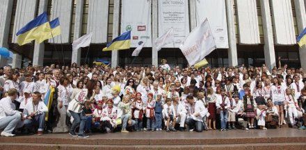 Учасники торішнього параду вишиванок у Києві Учасники торішнього параду вишиванок у Києві