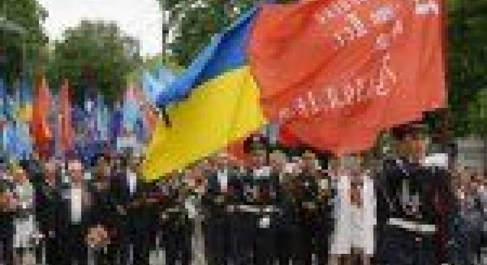 Украинцы называют себя патриотами, но не прочь эмигрировать