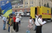Учасники акції протесту проти мовного закону пішли з майдану Свободи (додано фото)