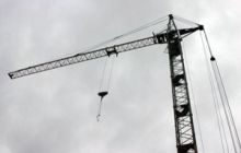 В Симферополе строительный кран упал на грузовик