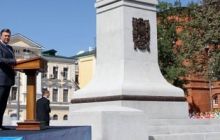 У Януковича поцікавилися, чому він відкривав Монумент Незалежності російською