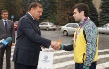 Добкін і Кернес подарували Олімпійському чемпіонові Торохтію Volkswagen