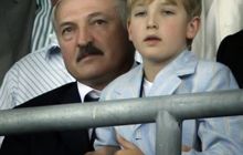 Дед Мороз подарил Коле Лукашенко винтовку