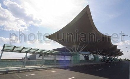 Терминал D принял первый самолет Терминал D принял первый самолет