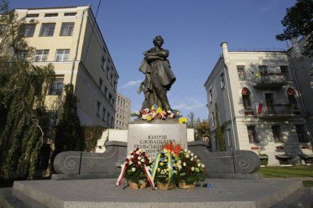 Памятник Юлиушу Словацкому в Киеве установлен рядом с Николаевским костелом Памятник Юлиушу Словацкому в Киеве установлен рядом с Николаевским костелом