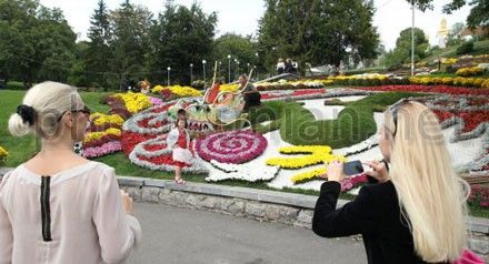Сьогодні у Києві відкрилася виставка хризантем (фото) Сьогодні у Києві відкрилася виставка хризантем (фото)