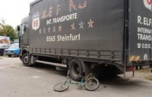 Водій вантажівки не помітив велосипедиста і переїхав його