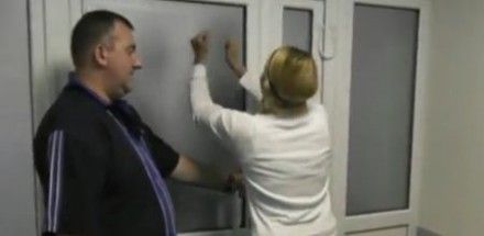 Тюремщики уверяют, что туалетную комнату в палате никто не закрывал Тюремщики уверяют, что туалетную комнату в палате никто не закрывал