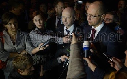 Турчинов, Яценюк провели брифинг Турчинов, Яценюк провели брифинг