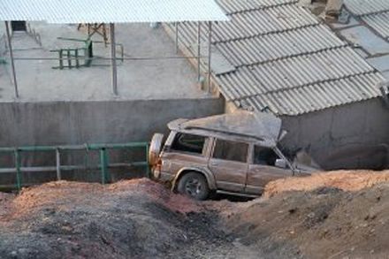 В Крыму авто сорвалось с обрыва: погиб иностранец (фото) В Крыму авто сорвалось с обрыва: погиб иностранец (фото)