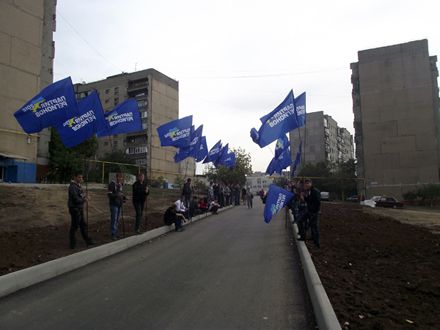 Міністра зустрічали прапорами ПР Міністра зустрічали прапорами ПР
